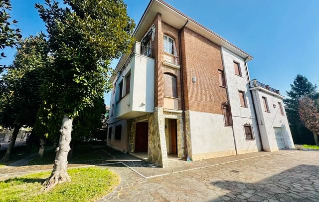  VENDESI VILLA LIBERTY IN CENTRO A MIRANDOLA 