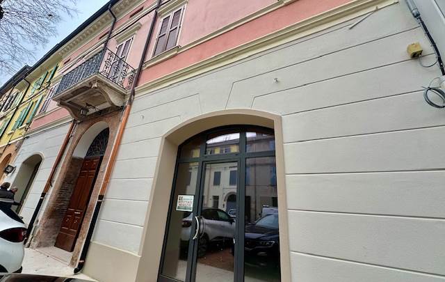 MIRANDOLA -  AFFITTASI NEGOZIO/UFFICIO