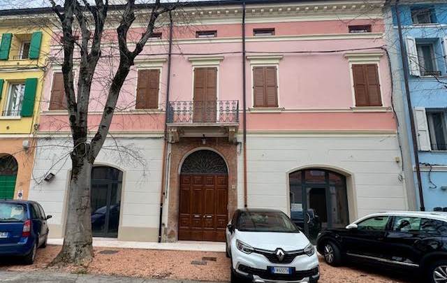 MIRANDOLA -  AFFITTASI NEGOZIO/UFFICIO