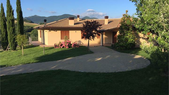 FABRIANO, FRAZ NEBBIANO - VENDESI VILLA  CLASSE A1